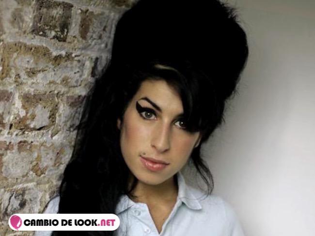 Amy Winehouse nos muestre sus medidas y peso