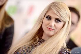 Meghan Trainor peinado-largo rubio liso