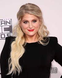 Meghan Trainor peinado ondulado largo