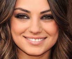 Mila Kunis maquillaje radiante