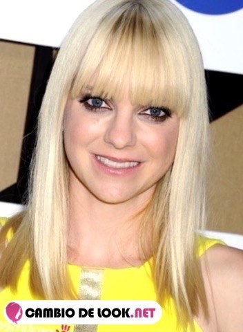 Anna Faris pelo suelto