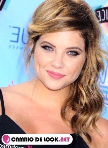 Ashley Benson pelo recogido look