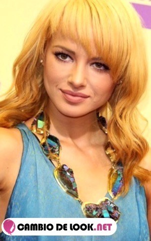 Ashley Rickards look recogidos