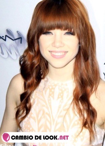 Carly Rae Jepsen con el pelo suelto