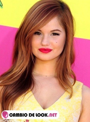 Debby Ryan su pelo suelto