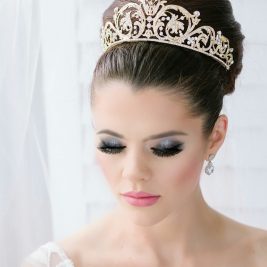 Recogido alto tiara boda